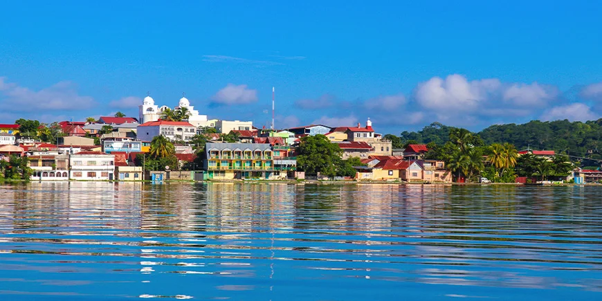 Øen Flores i Guatemala set fra vandsiden