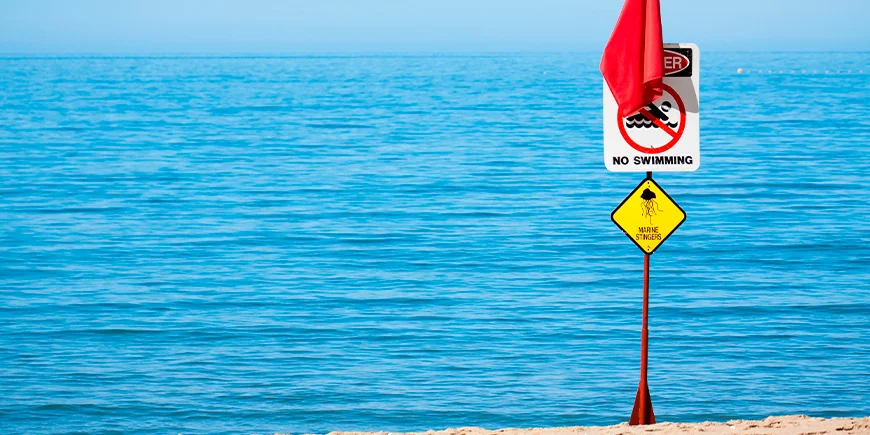 Advarselsskilt på en strand i Australien