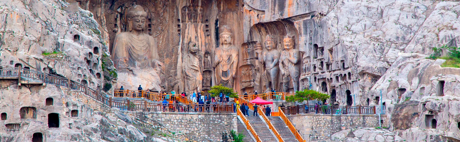 Buddhastatuer udhugget i klippen ved historisk tempel i Kina