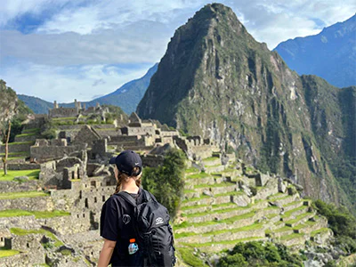 Kvinde udforsker Machu Picchu 