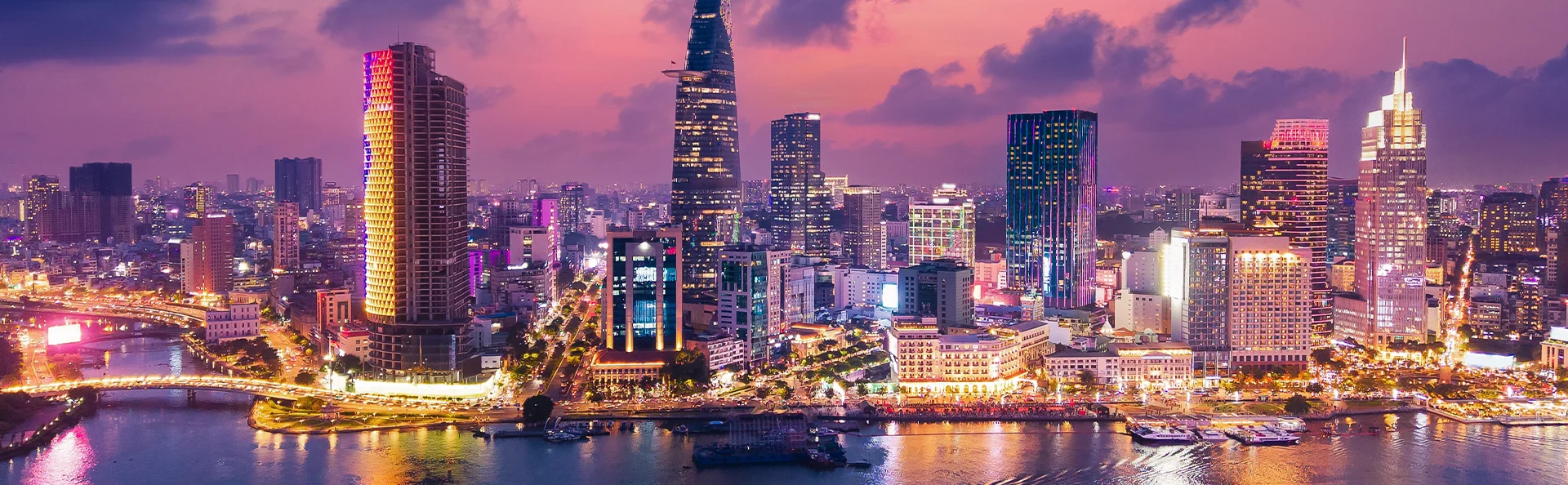 Panoramaudsigt over Ho Chi Minh City i solnedgangens lys