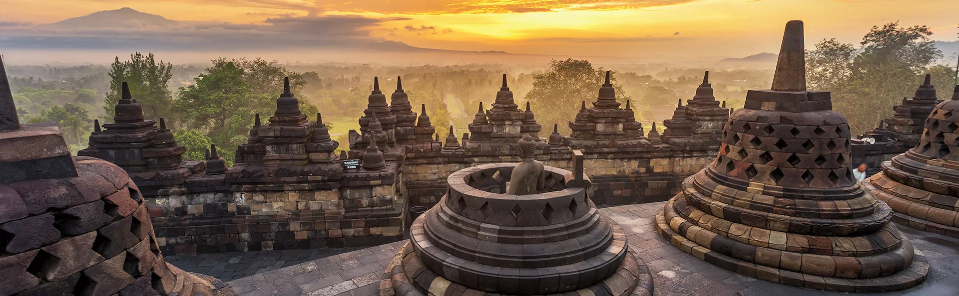 Dramatisk og farvestrålende solopgang set fra Borobudur-templet