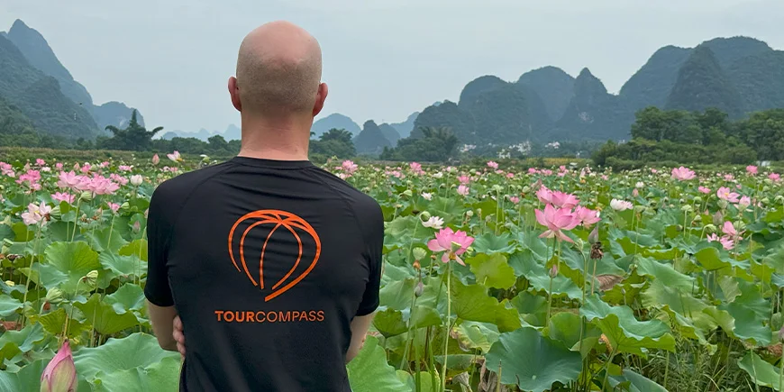 Claus kigger over marken i Yangshuo i Kina