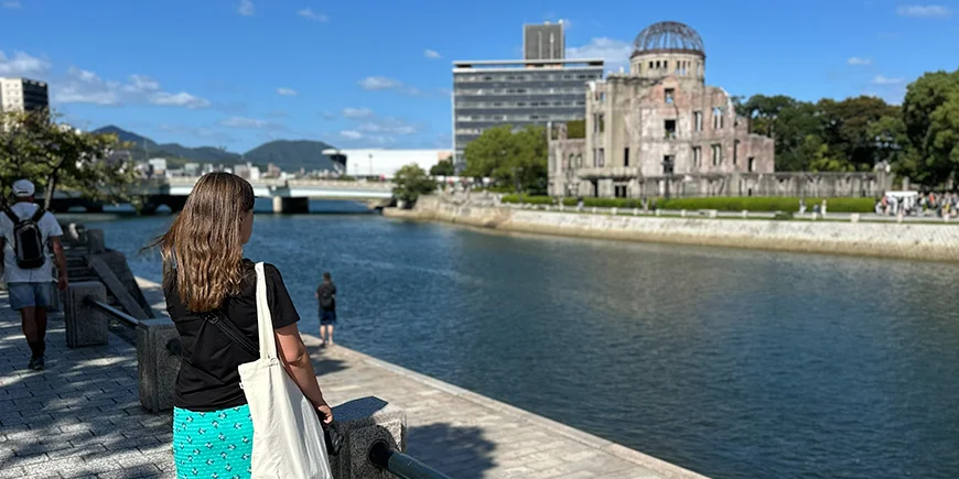 Kvinde kigger på Atomic Bomb-domen i Hiroshima i Japan