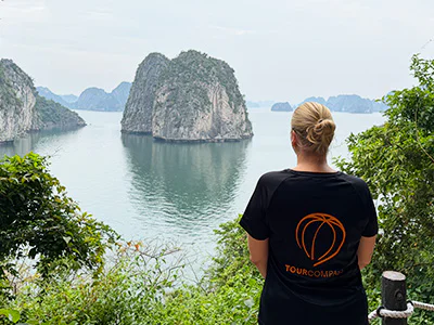 Michelle fra TourCompass kigger ud over Bai Tu Long-bugten i Vietnam