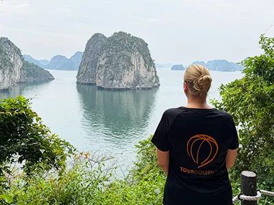 Michelle fra TourCompass kigger ud over Bai Tu Long-bugten i Vietnam