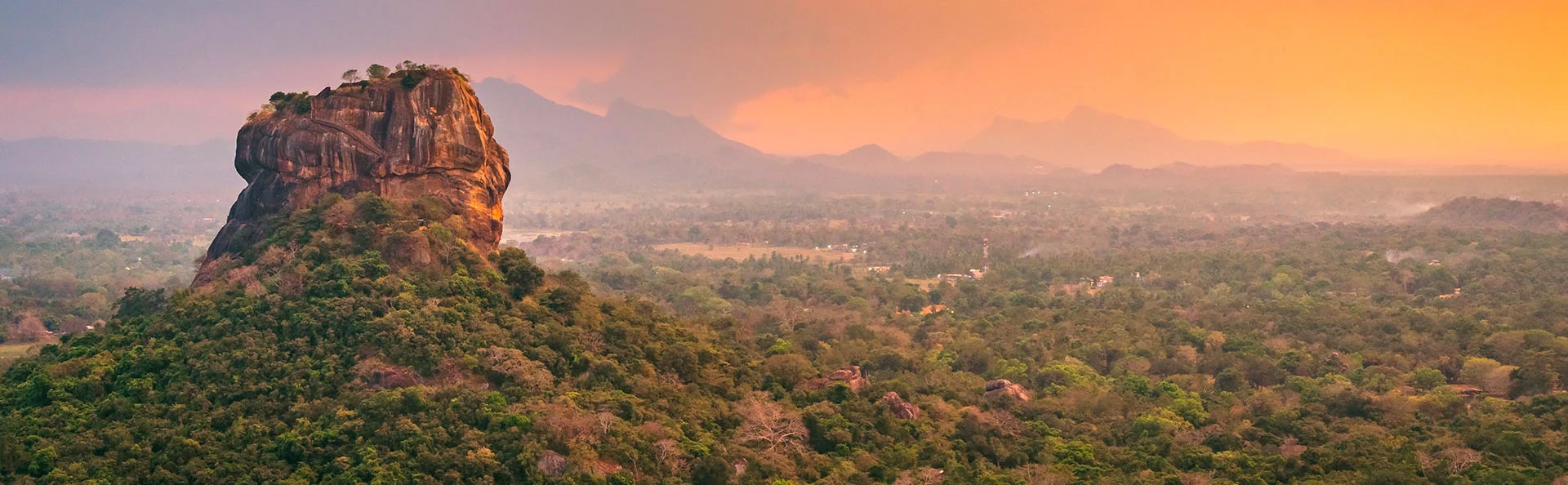 Løveklippen i Sigiriya i solnedgangen på Sri Lanka.