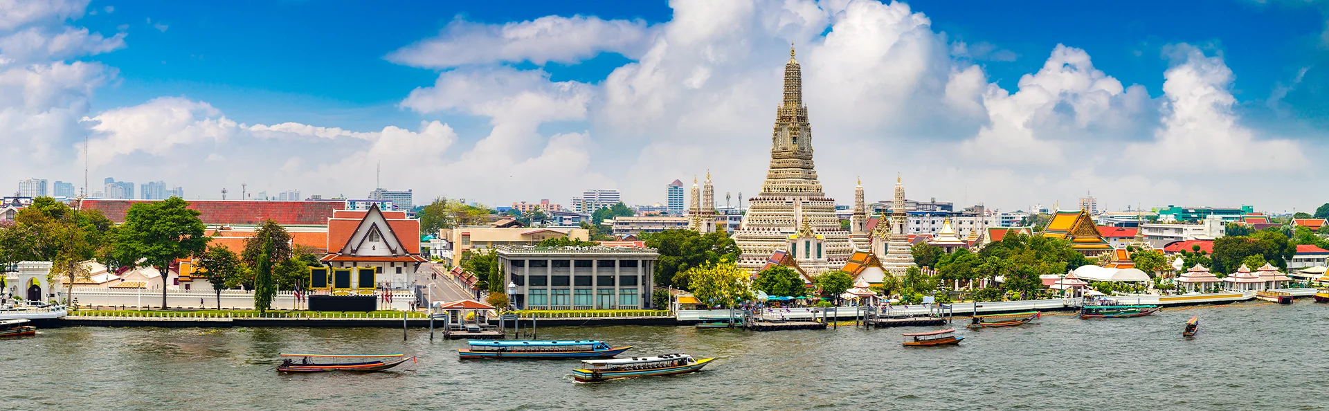 Panorama over Wat Arun-templet i Bangkok, Thailand, på en sommerdag