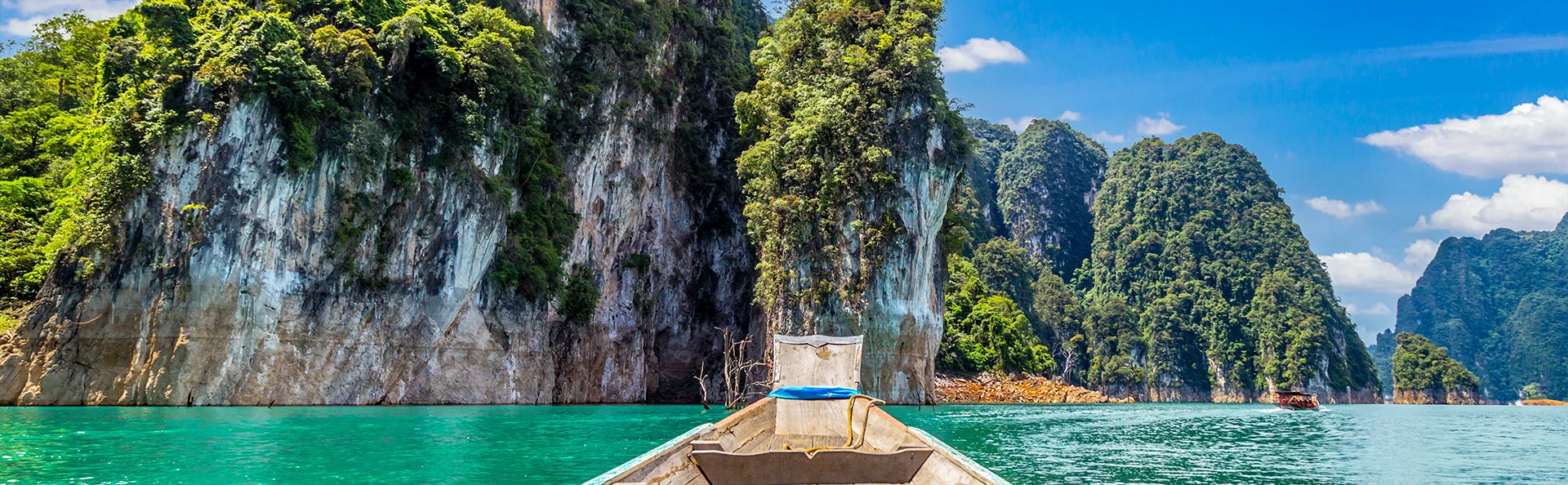 Båd sejler på sø i Thailand
