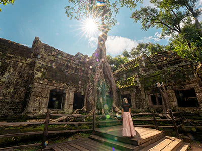 Kvinde udforsker Angkor Wat i Cambodia
