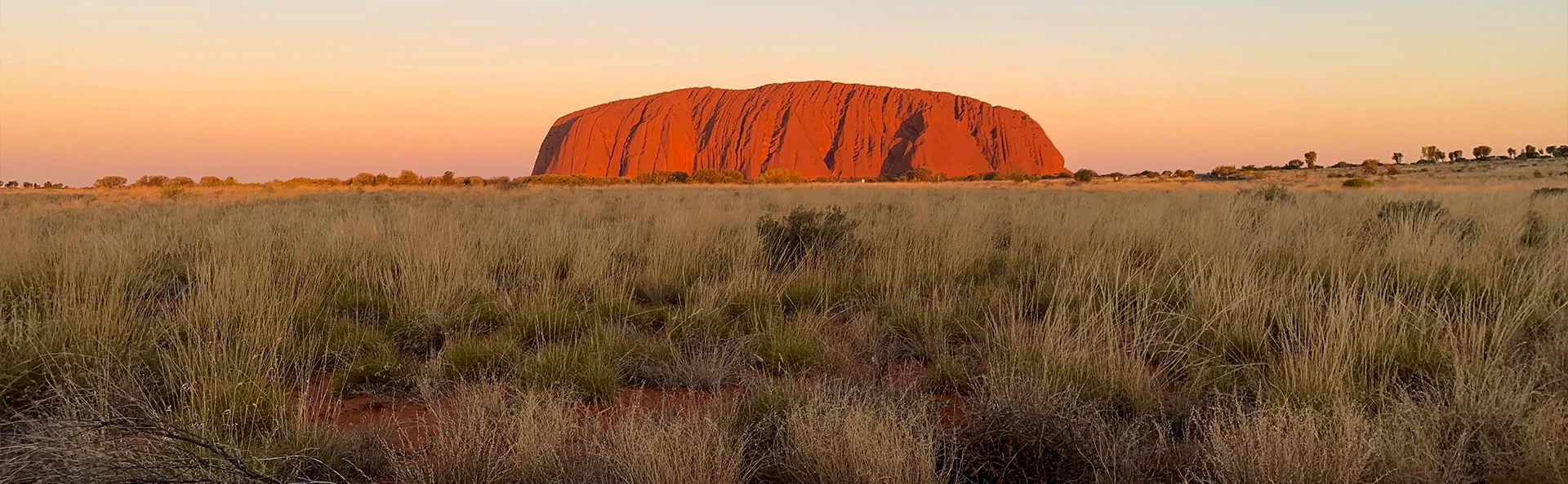 Uluru gløder rødt i skumringen