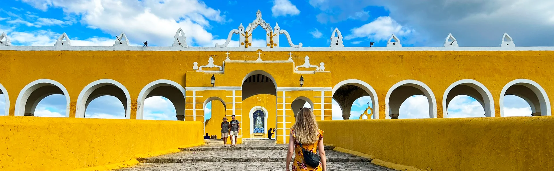 Den smukke gule facade på Convento de San Antonio de Padua i Izamal, Mexico