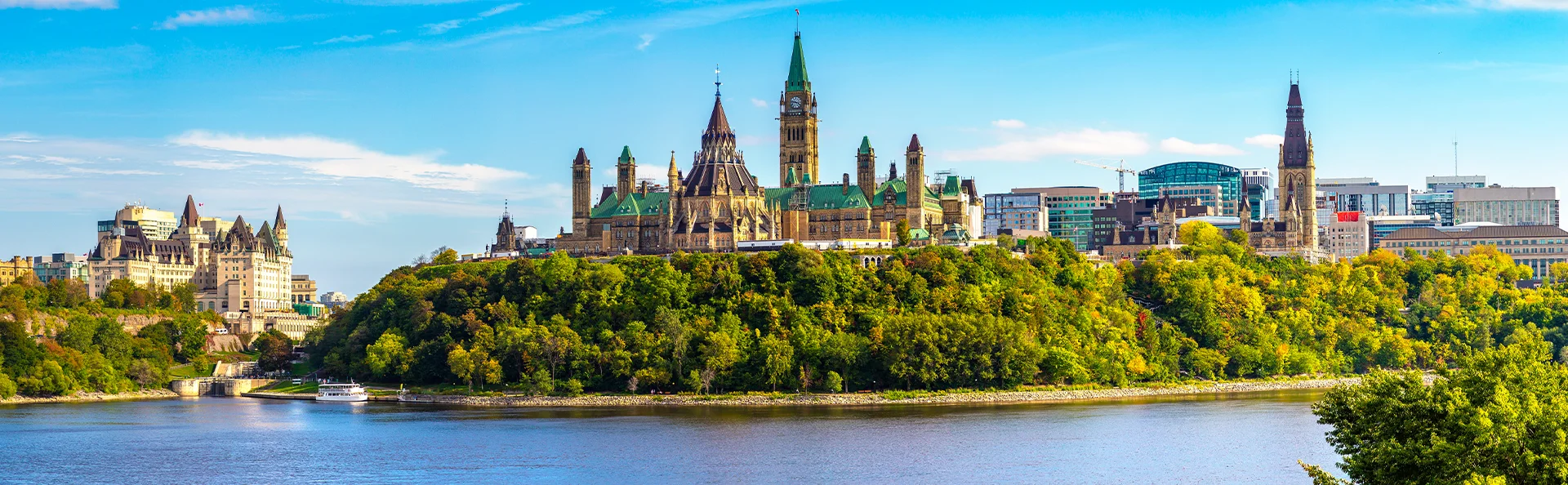 Panoramaudsigt over det canadiske parlament i Ottawa og floden på en solskinsdag, Canada