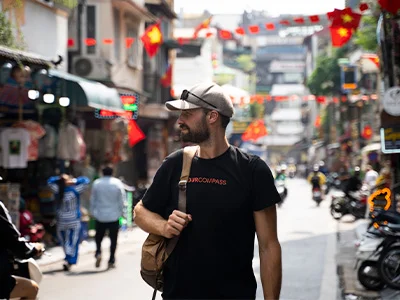 Mand går på gade i Hanoi i Vietnam