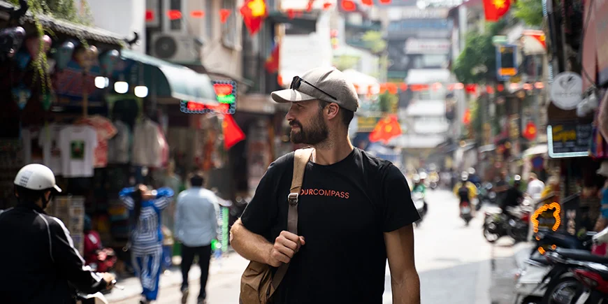 Mand går på gade i Hanoi i Vietnam