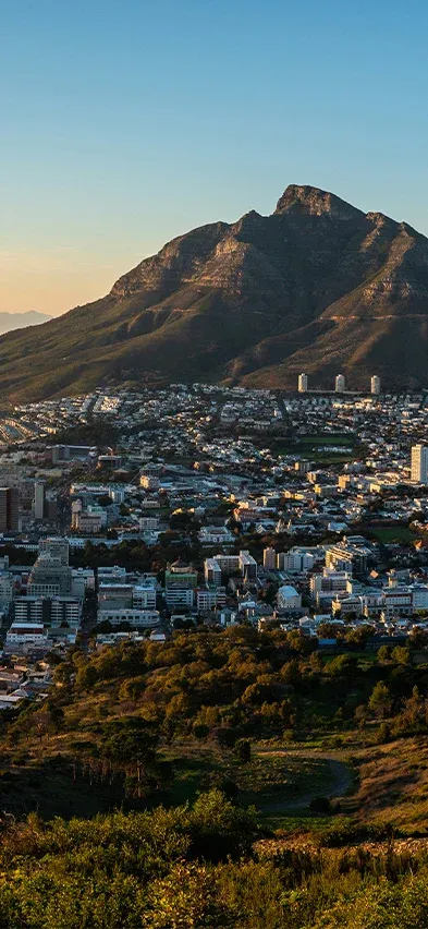 Cape Town set fra oven i solnedgangens skær