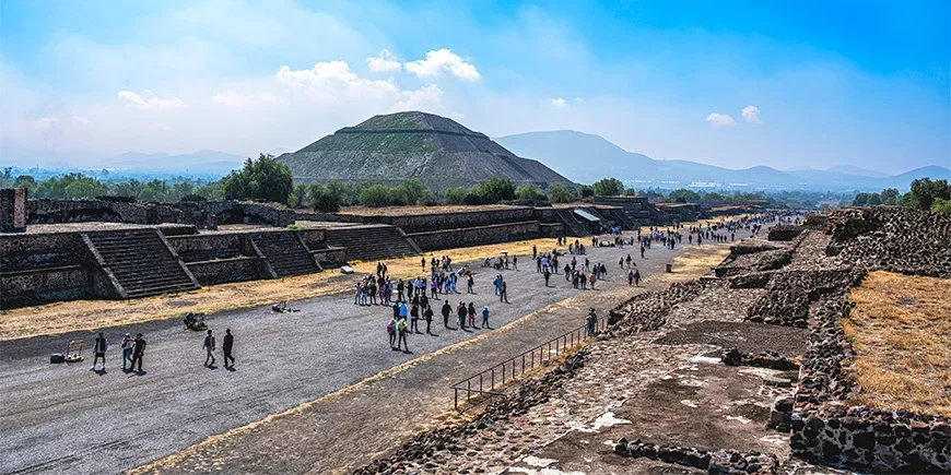 Avenue of the dead og Soltemplet i Teotihuacan i Mexico