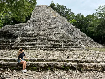 Nadia besøger nogle mayaruiner i Mexico