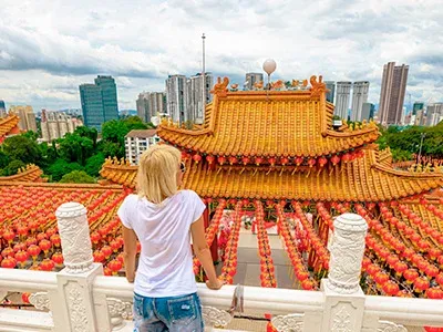 Kvinde kigger ud over Thean Hou-templet i Kuala Lumpur