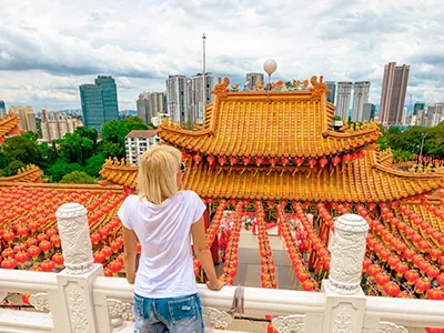 Kvinde kigger ud over Thean Hou-templet i Kuala Lumpur