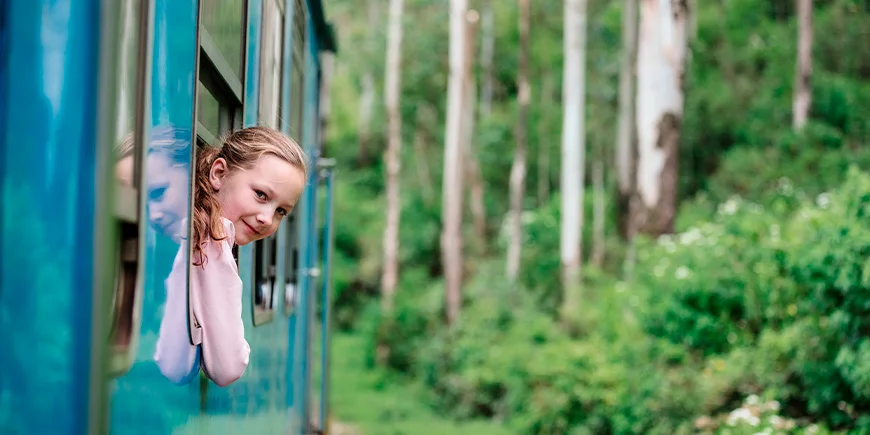 Pige på toget fra Ella til Kandy i Sri Lanka