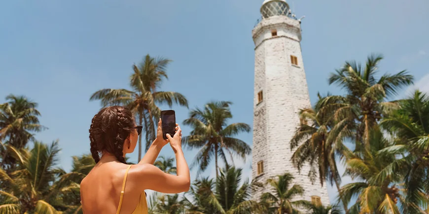 Pige tager billede ved fyrtårnet i Galle, Sri Lanka