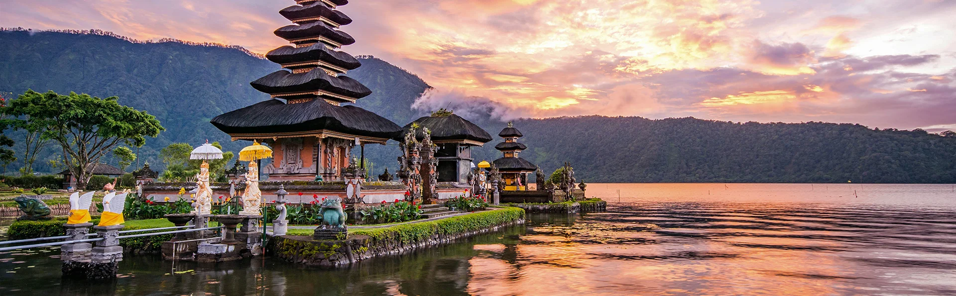 Smukt tempel ved sø i solnedgang på Bali