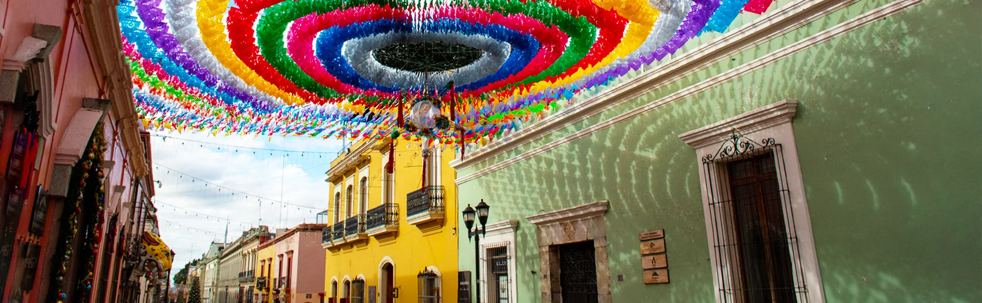 Smuk og farverig gade i Oaxacas centrum, pyntet med farvet papir.
