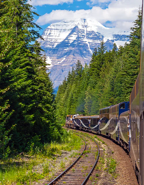 Mount Robsons top om sommeren, set fra Rocky Mountaineer-toget, mens det passerer gennem Mount Robson Provincial Park