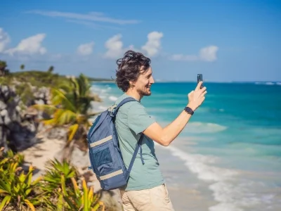 Mand tager billeder af omgivelserne i Tulum i Mexico