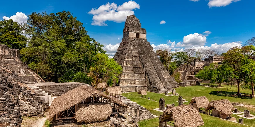 Smuk pyramide og ruiner i Tikal Nationalpark i Guatemala