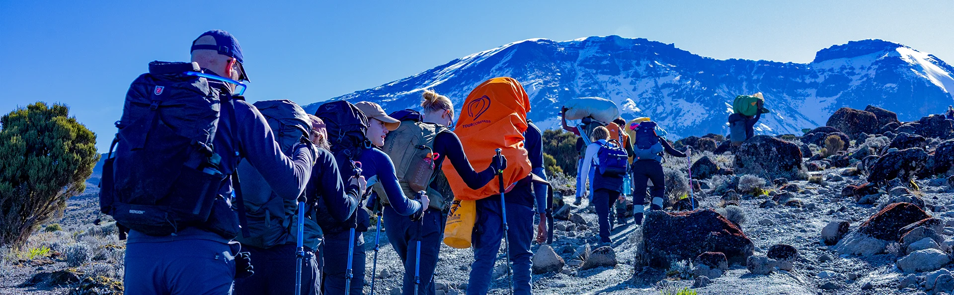Telte i bjergrigt terræn på Machame-ruten