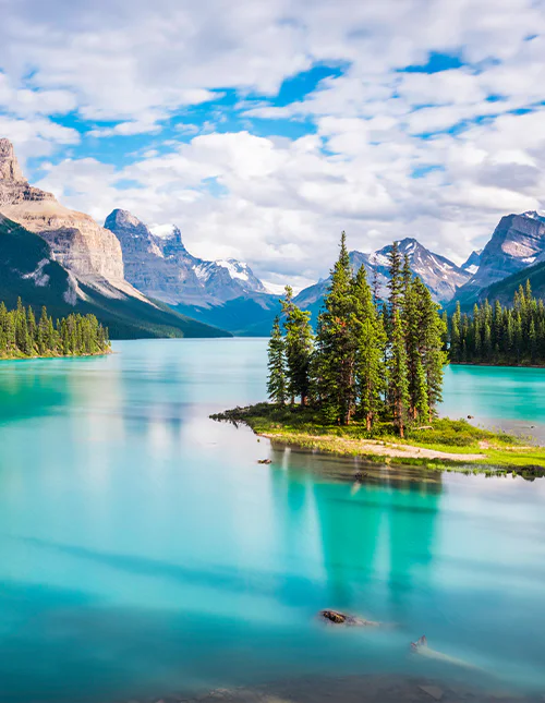 Spirit Island i Maligne Lake ved solnedgang i Jasper National Park