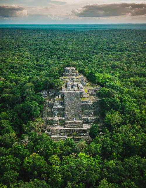 Ruinerne af den antikke maya-by Calakmul, omgivet af junglen