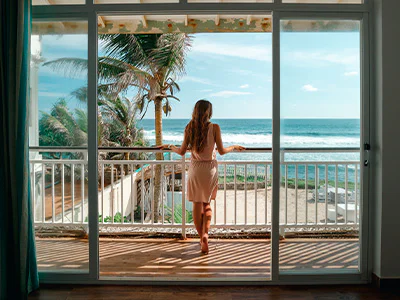 Kvinde kigger på udsigten på hotel i Sri Lanka