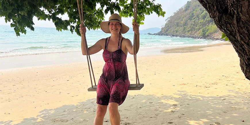 Vores kollega Britta på en gynge på stranden på Koh Samet