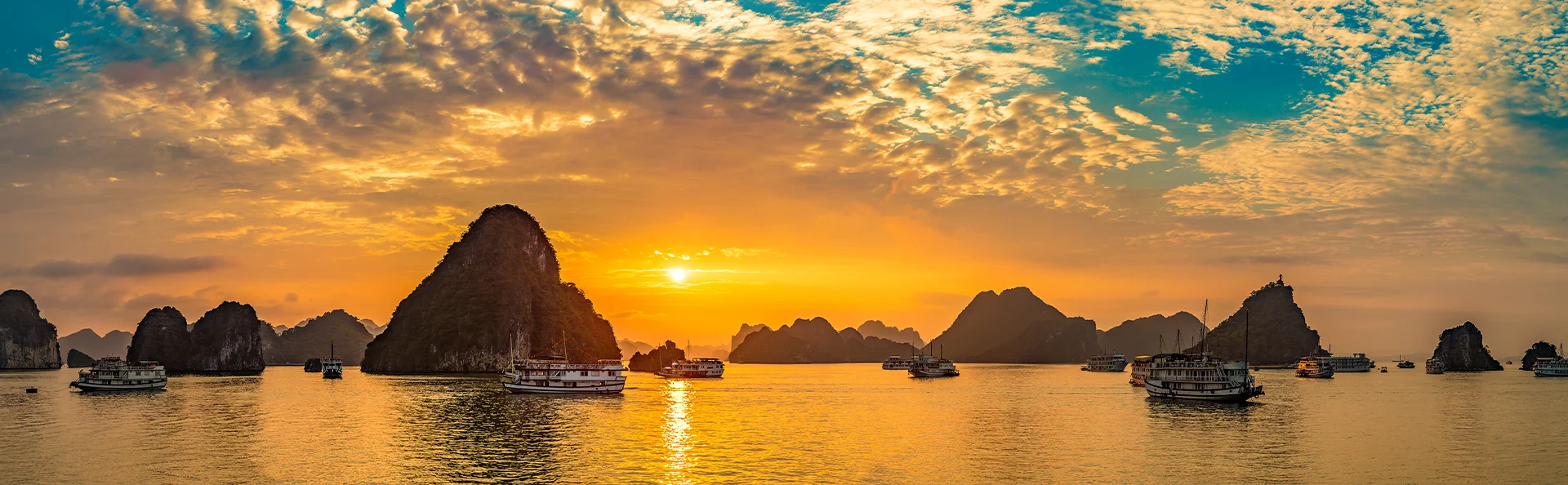 Panorama af solnedgangen over Ha Long-bugten, Vietnam
