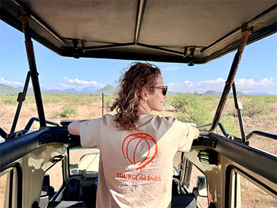 Kvinde i TourCompass-t-shirt på safari i Samburu i november måned