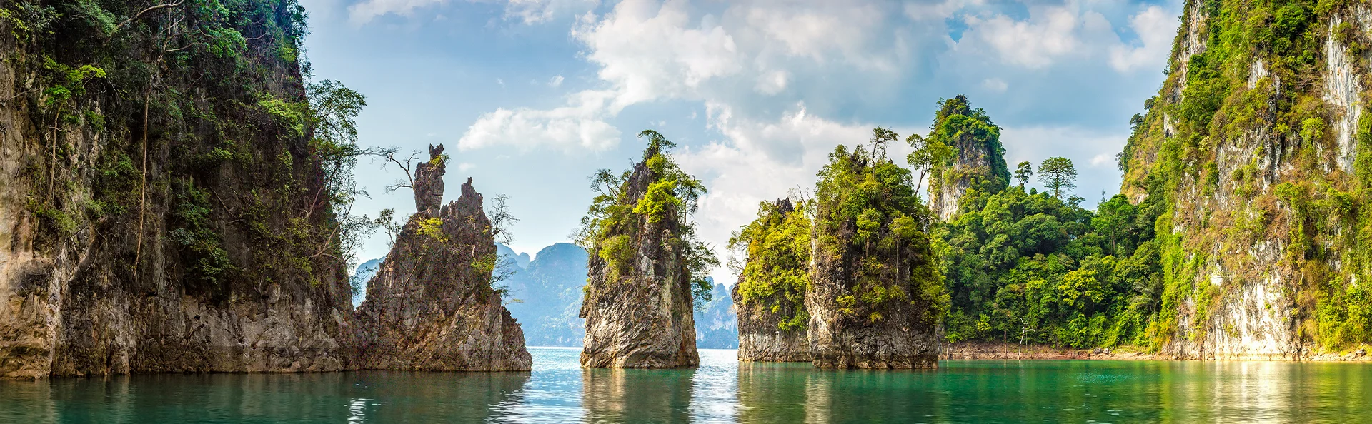 Panorama af kalkstensklipper ved Cheow Lan-søen i Khao Sok Nationalpark, Thailand