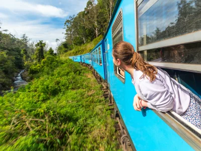 Kvinde kigger ud af togvindue i Sri Lanka