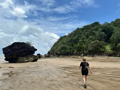 Michelle fra TourCompass går i Bako Nationalpark på Borneo i Malaysia