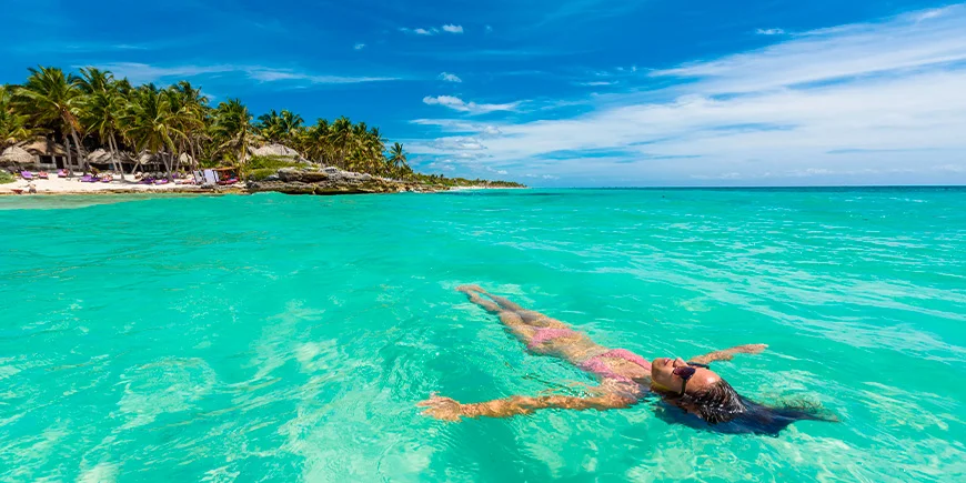 Kvinde i vandet ved Tulum Beach
