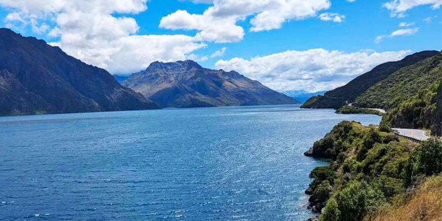 Smuk udsigt over sø og bjerge i New Zealand
