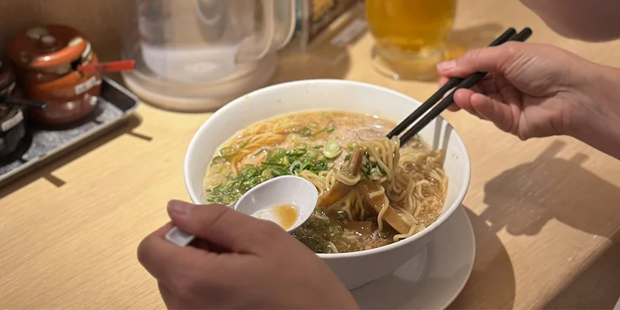 Kvinde spiser ramen i Japan