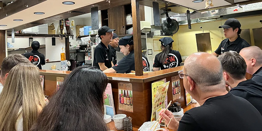 Lille restaurant i Japan fyldt med mennesker