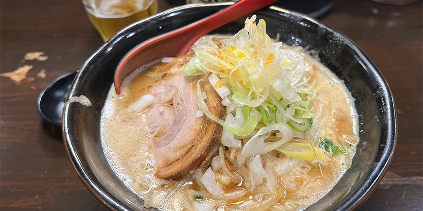 En skål ramen med svinekød