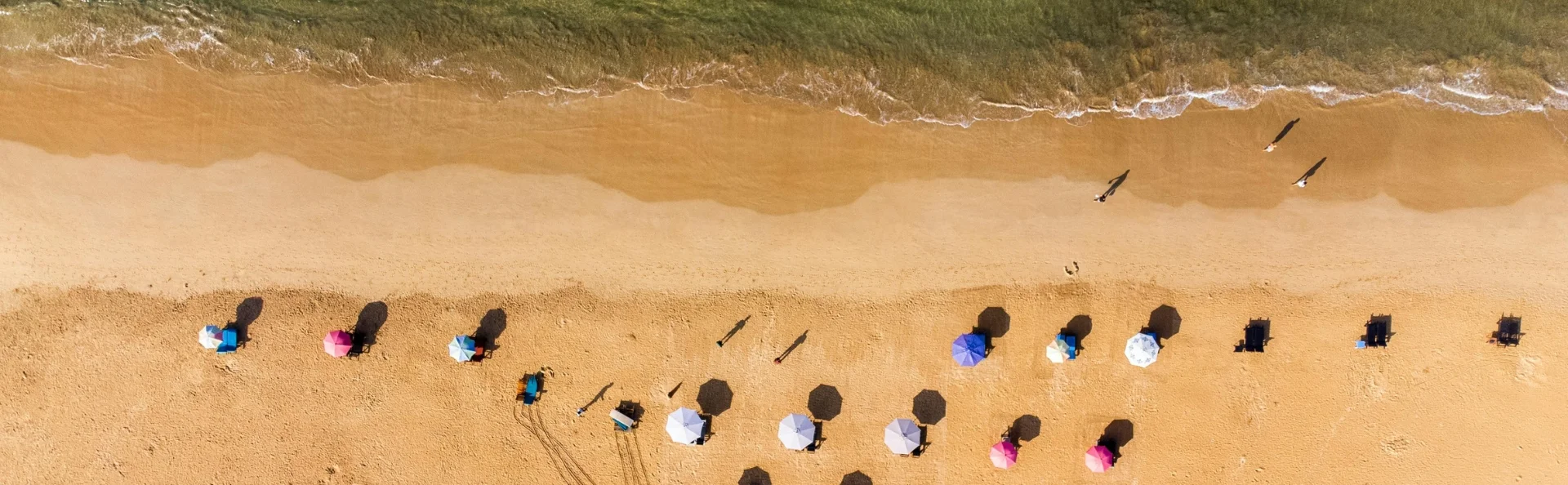 Gylden strand i Sri Lanka set ovenfra