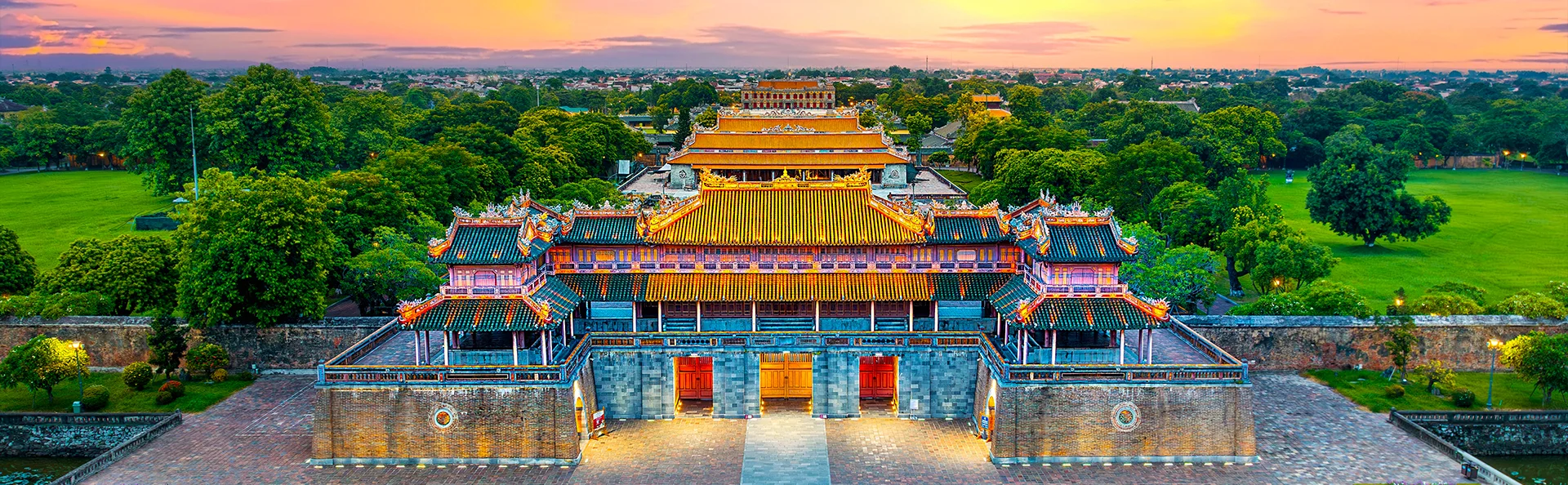 Luftfoto af Meridian Gate i Hue ved solnedgang i Vietnam.