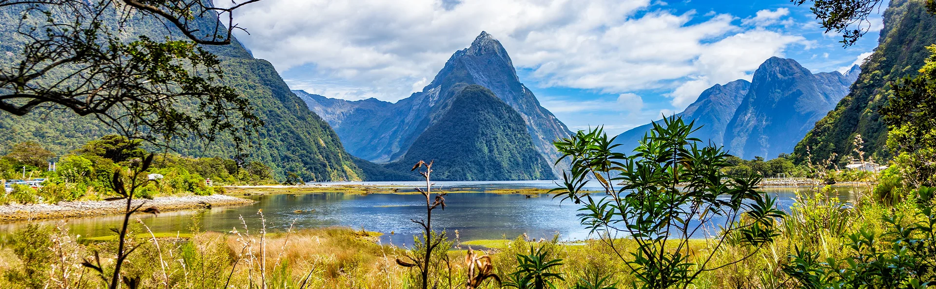 Mitre Peak og bjergene omkring spejler sig i Milford Sound, New Zealand