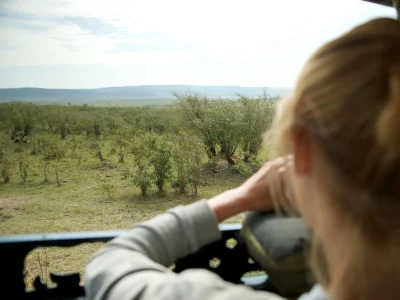 Kvinde tager billede af gepard i Masai Mara